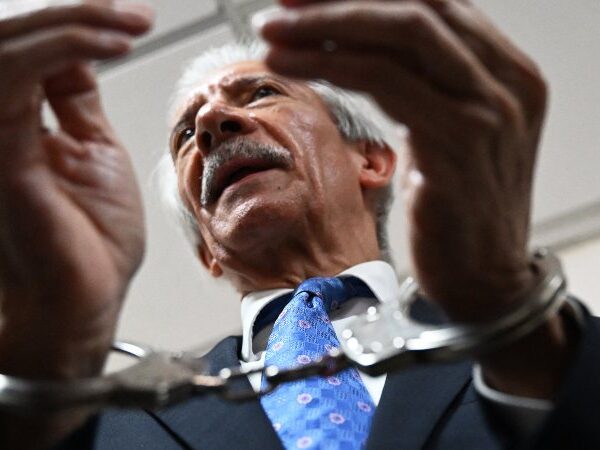 José Rubén Zamora deberá regresar a prisión tras revocarse su arresto domiciliario